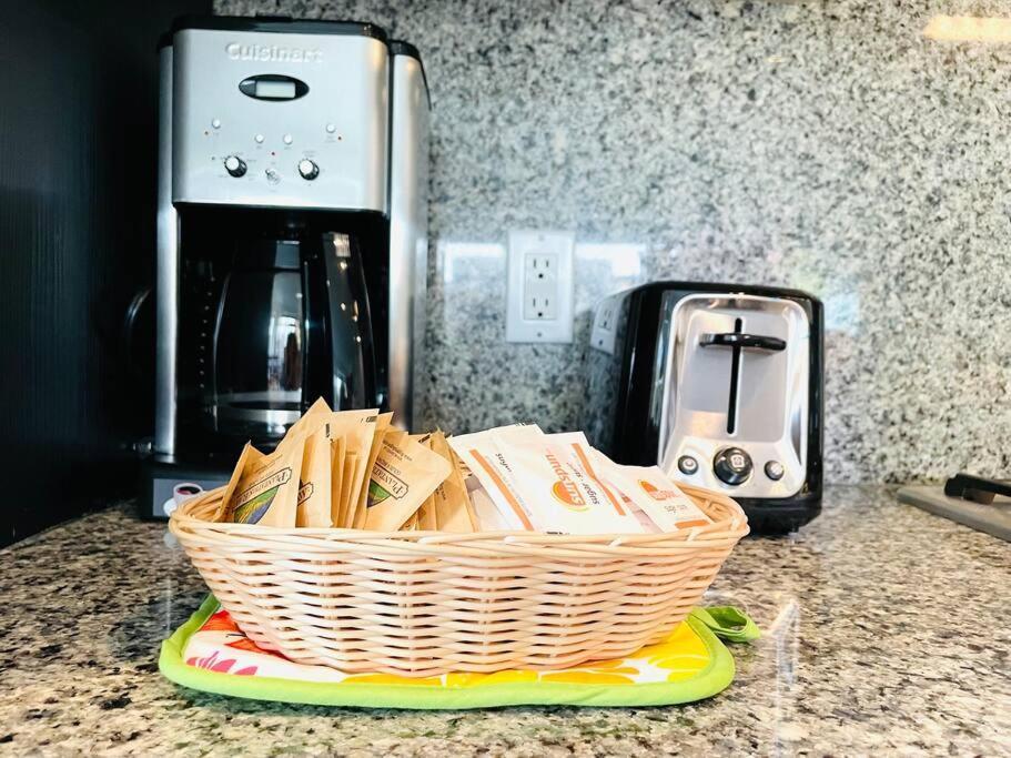Spacious Downtown 2 Bedroom Condo With Pool And Air Conditioning Victoria Exterior foto