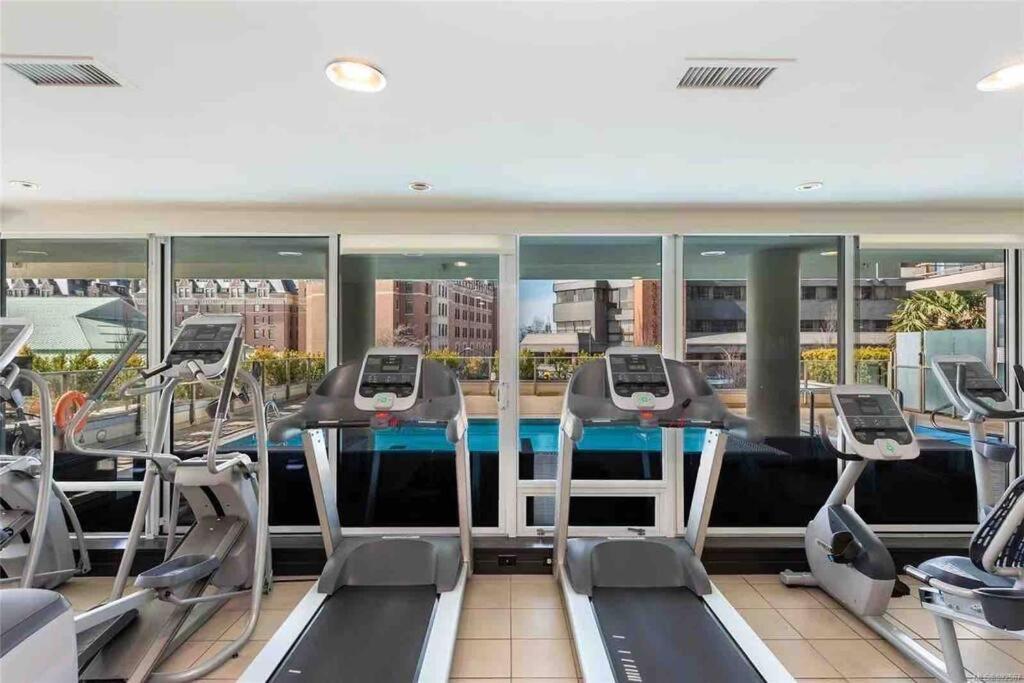 Spacious Downtown 2 Bedroom Condo With Pool And Air Conditioning Victoria Exterior foto