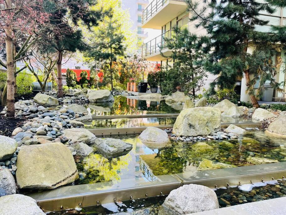 Spacious Downtown 2 Bedroom Condo With Pool And Air Conditioning Victoria Exterior foto