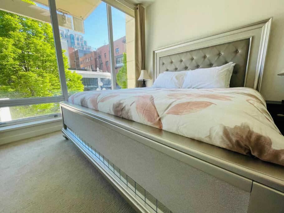 Spacious Downtown 2 Bedroom Condo With Pool And Air Conditioning Victoria Exterior foto