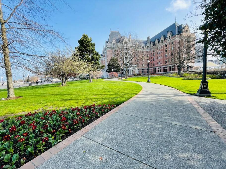 Spacious Downtown 2 Bedroom Condo With Pool And Air Conditioning Victoria Exterior foto