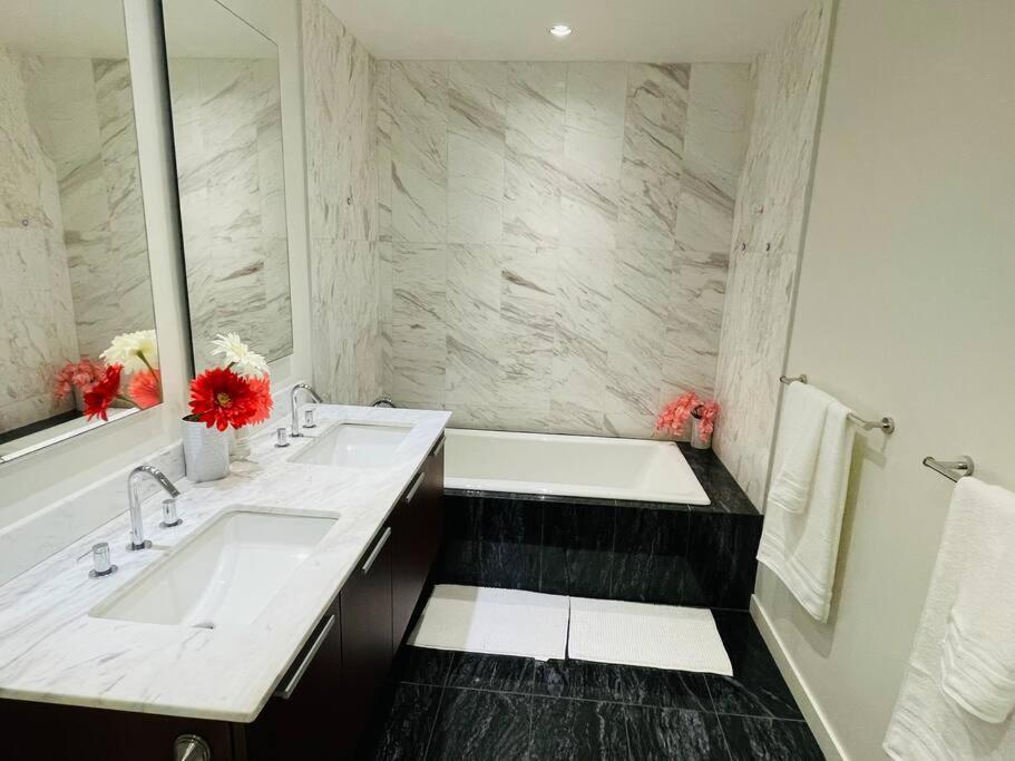 Spacious Downtown 2 Bedroom Condo With Pool And Air Conditioning Victoria Exterior foto