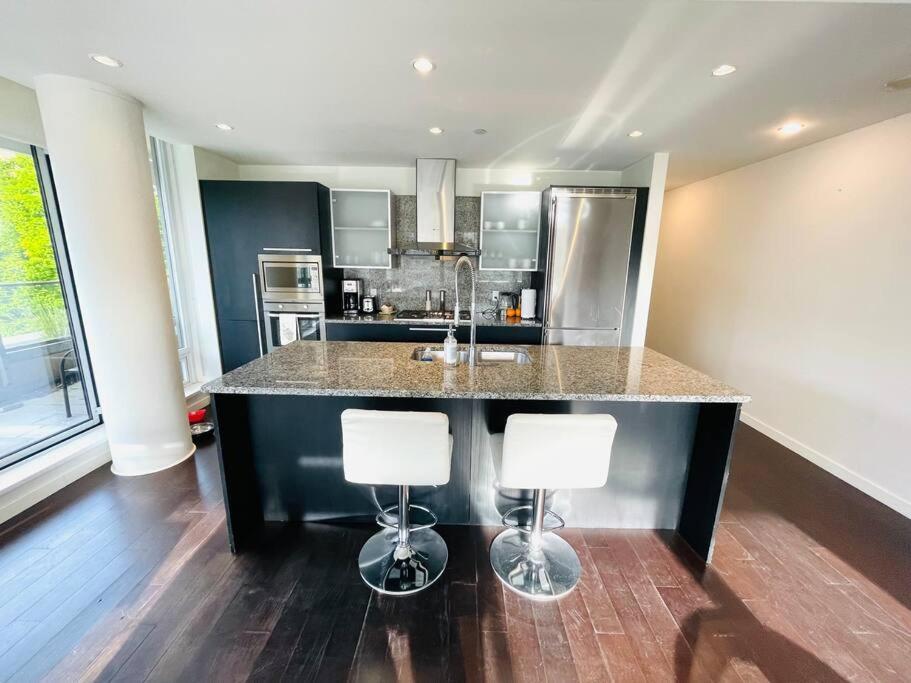 Spacious Downtown 2 Bedroom Condo With Pool And Air Conditioning Victoria Exterior foto